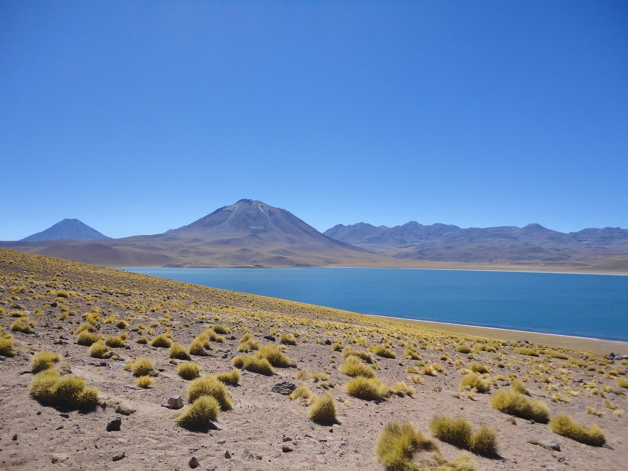 entdecken sie die atemberaubende atacama-wüste, die trockenste wüste der welt, mit ihren einzigartigen landschaften, salzebenen und klaren sternenhimmeln.