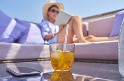 Nicht immer unbedenklich: Wenn die Leitungswasserqualität schlecht ist, sollte man Getränke ohne Eiswürfel verzehren.