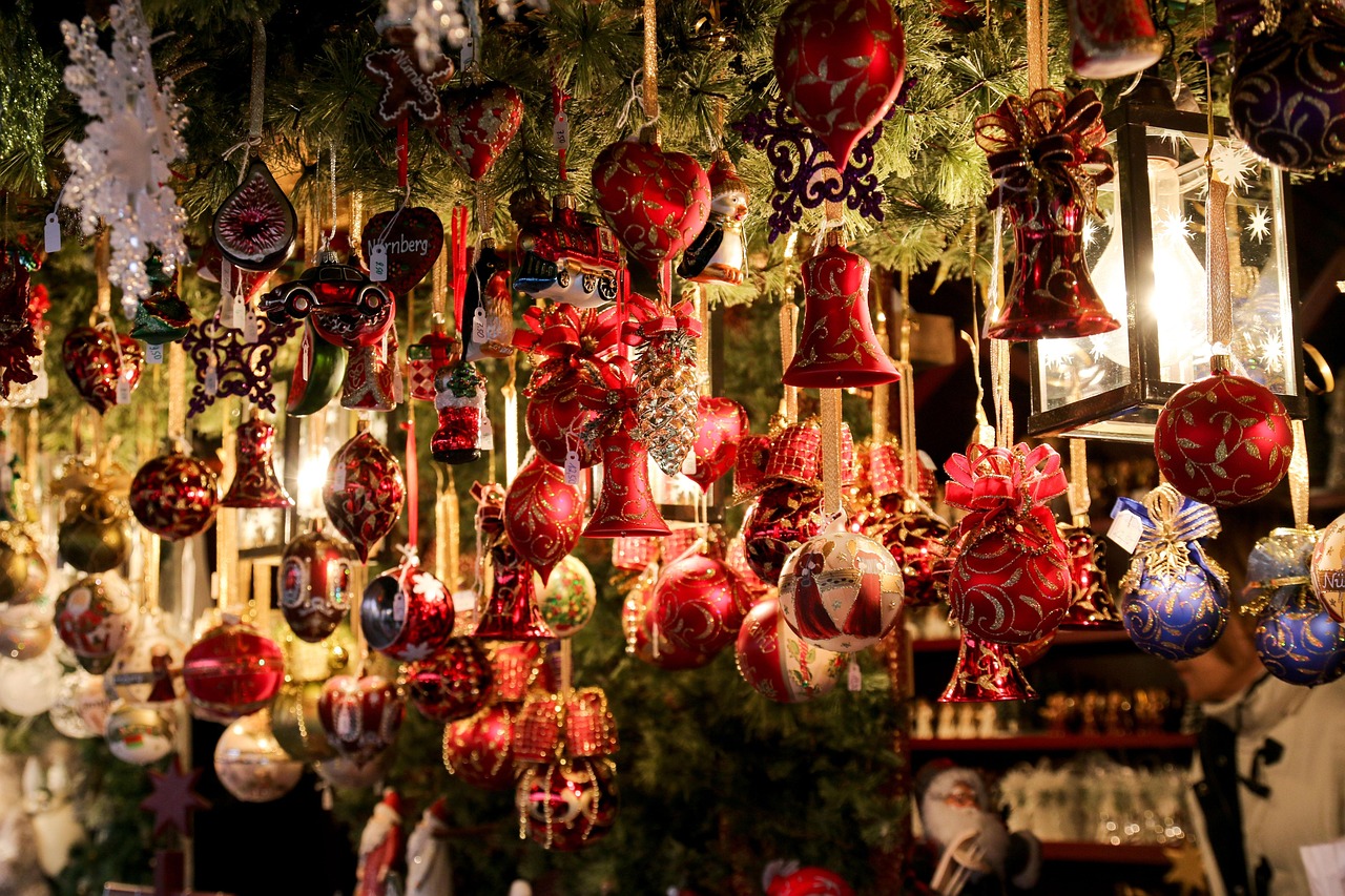 erleben sie die festliche stimmung auf dem traditionellen weihnachtsmarkt mit handgefertigten geschenken, köstlichen leckereien und zauberhafter dekoration.