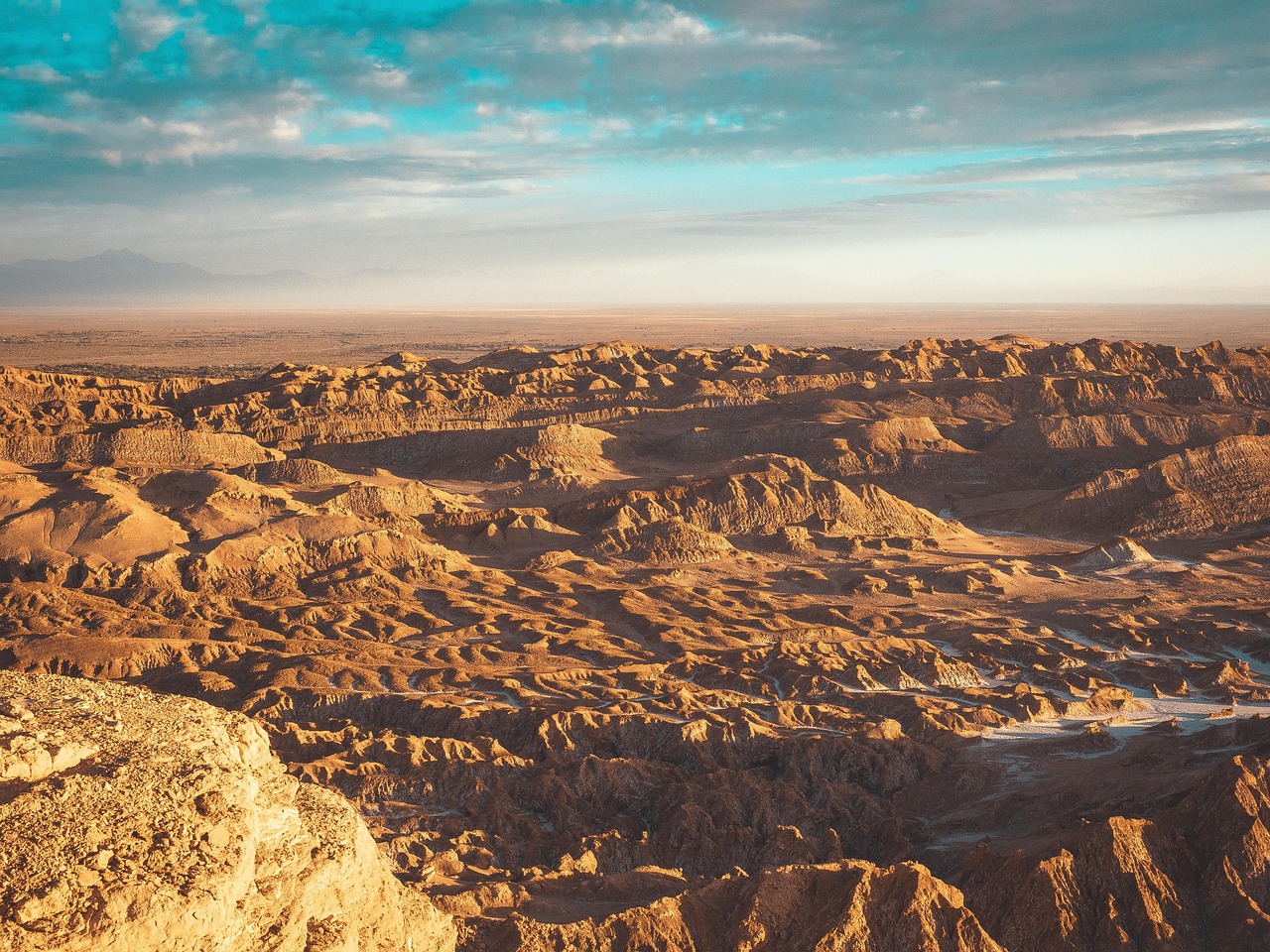 erkunden sie die atemberaubende atacama-wüste, die trockenste wüste der welt, mit ihren faszinierenden landschaften, salzseen und klaren sternenhimmeln.