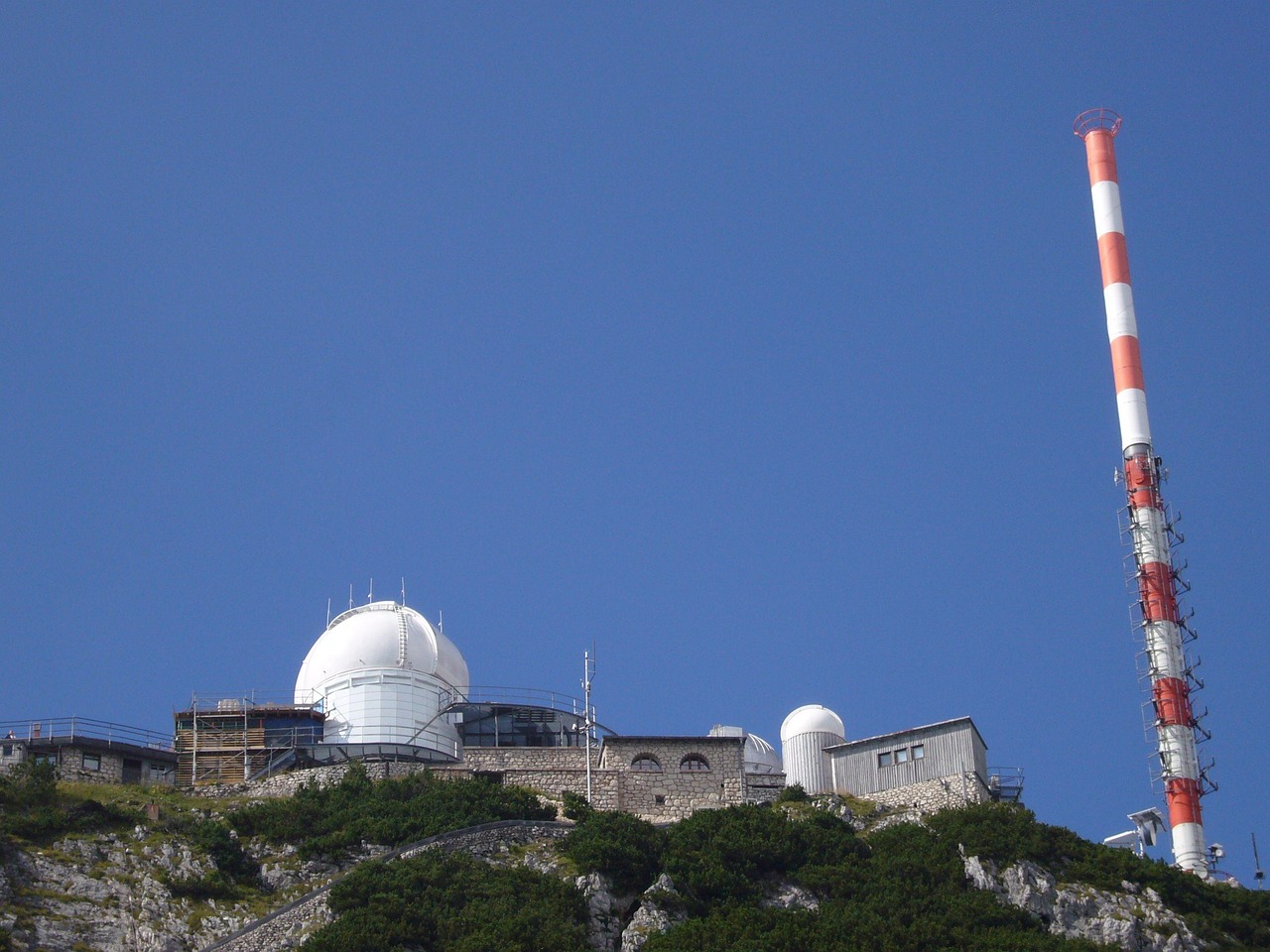 wetterstation: präzise messung von temperatur, luftfeuchtigkeit, luftdruck und mehr für zuverlässige wettervorhersagen und umweltbeobachtungen.