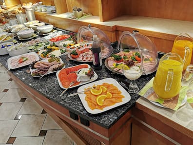 Ein reichhaltiges Frühstücksbuffet im Hotel.