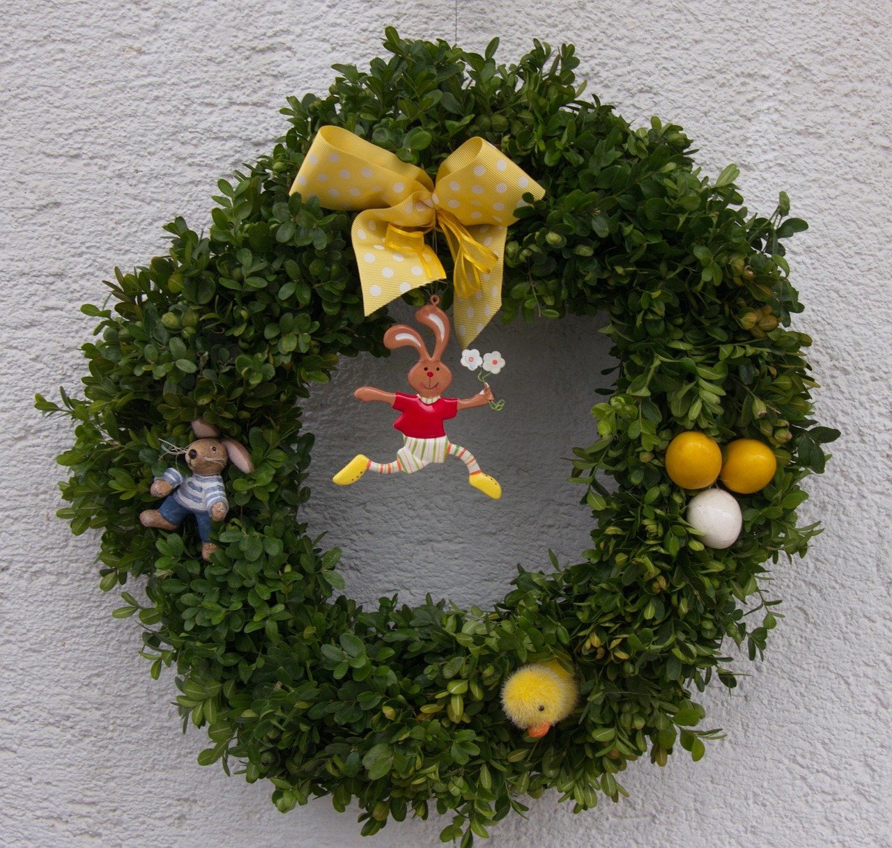 entdecken sie unsere schönen osterkränze, die ihrem zuhause festliche farben und fröhliche frühlingsstimmung verleihen. ideal für die ostervorbereitungen oder als charmante dekoration für ihr wohnzimmer.