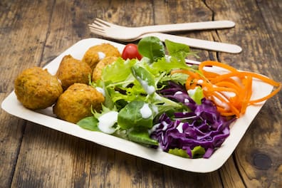 Falafel und Salat in einer Schüssel.
