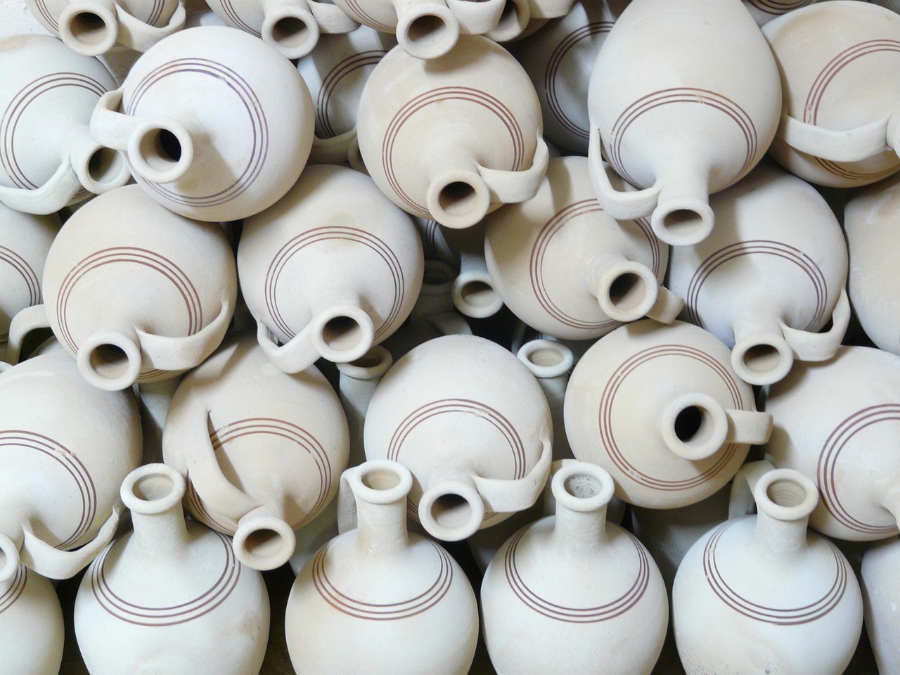 entdecken sie die kunst der töpferei: handgefertigte keramik, kreative designs und traditionelle techniken für einzigartige tonwaren.