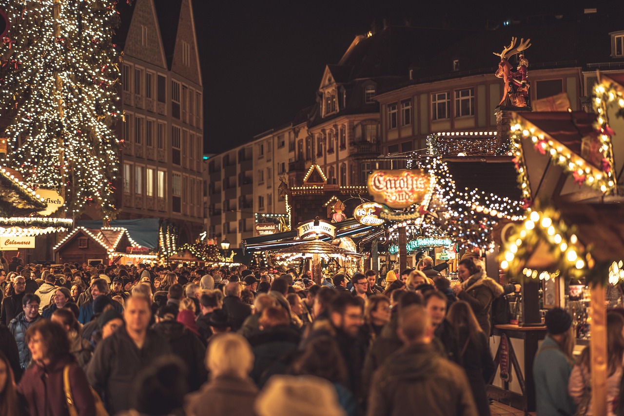 entdecken sie die festliche atmosphäre auf dem christmas market mit traditionellen ständen, köstlichen leckereien und bezaubernder weihnachtsdekoration.