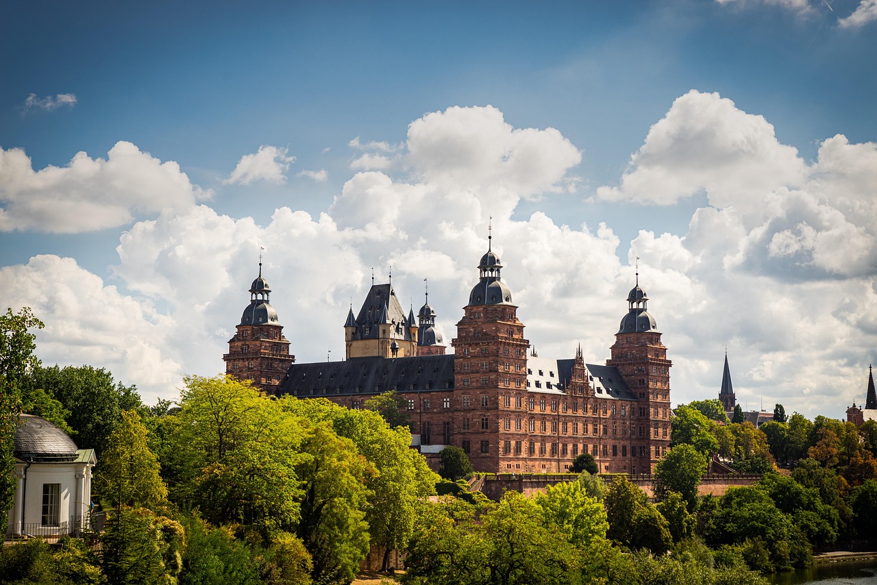entdecken sie den andreasmarkt in aschaffenburg – ein traditioneller markt mit regionalen spezialitäten, handgefertigten produkten und einem einzigartigen einkaufserlebnis.