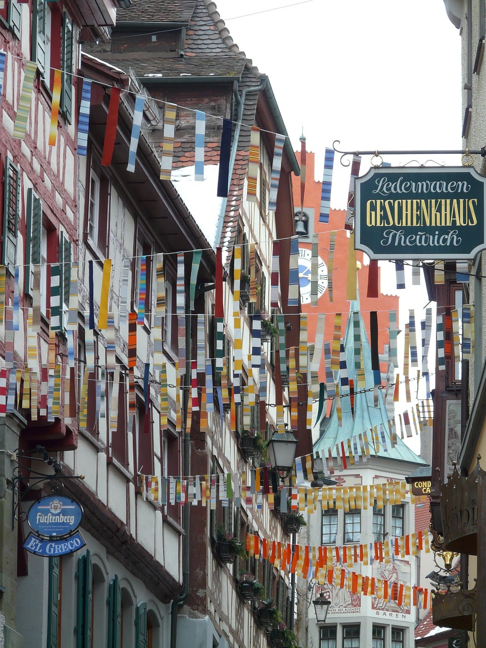 erleben sie den bunten street carnival mit faszinierenden kostümen, mitreißender musik und ausgelassener stimmung in den straßen.