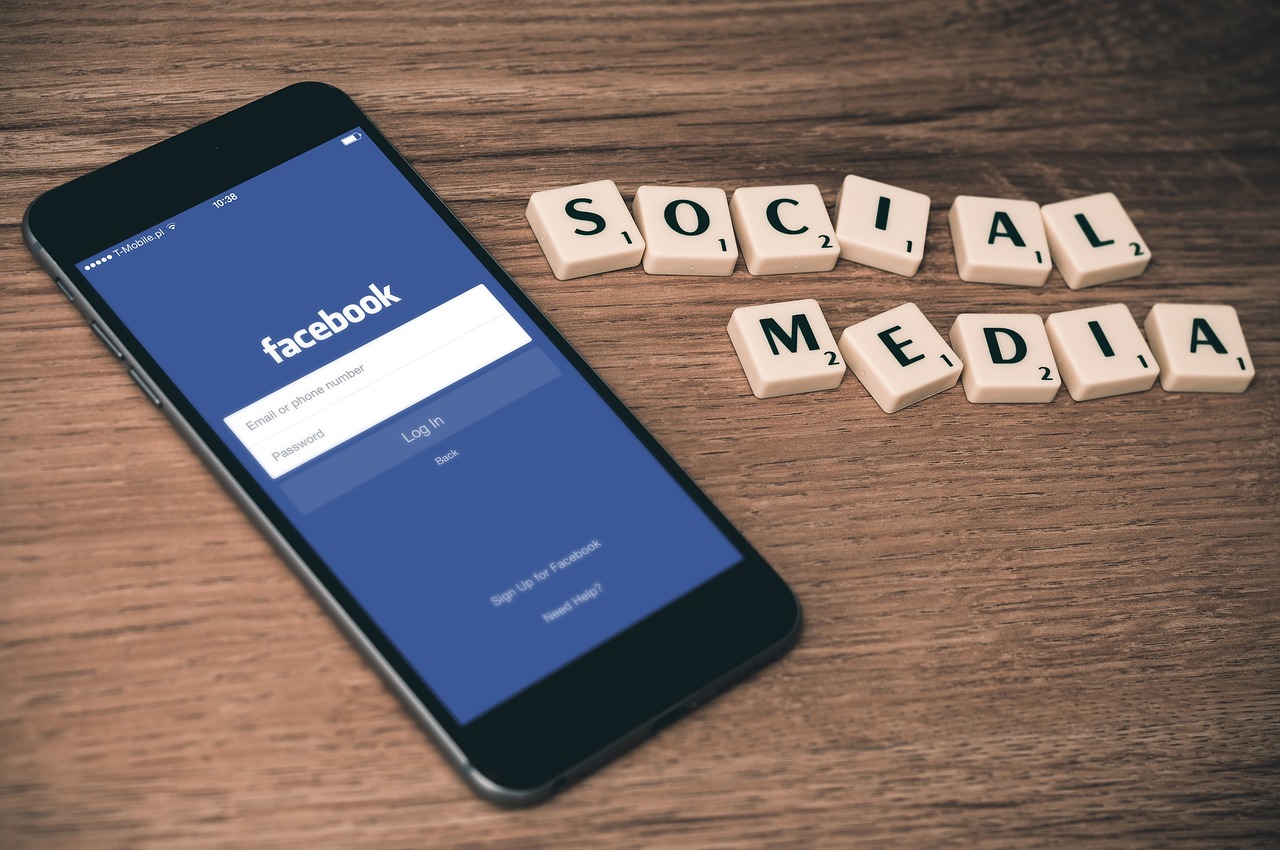 effiziente nutzung von social media monitoring zur überwachung und analyse von online-gesprächen, um die markenbekanntheit zu steigern und kundenfeedback effektiv zu nutzen.