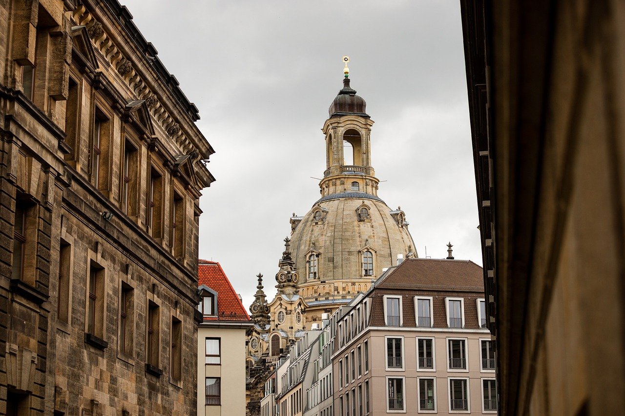 entdecken sie faszinierende historische reisen, die sie durch die zeit führen. erleben sie bedeutende ereignisse und orte, die die welt geprägt haben, und tauchen sie ein in die geschichten von gestern.