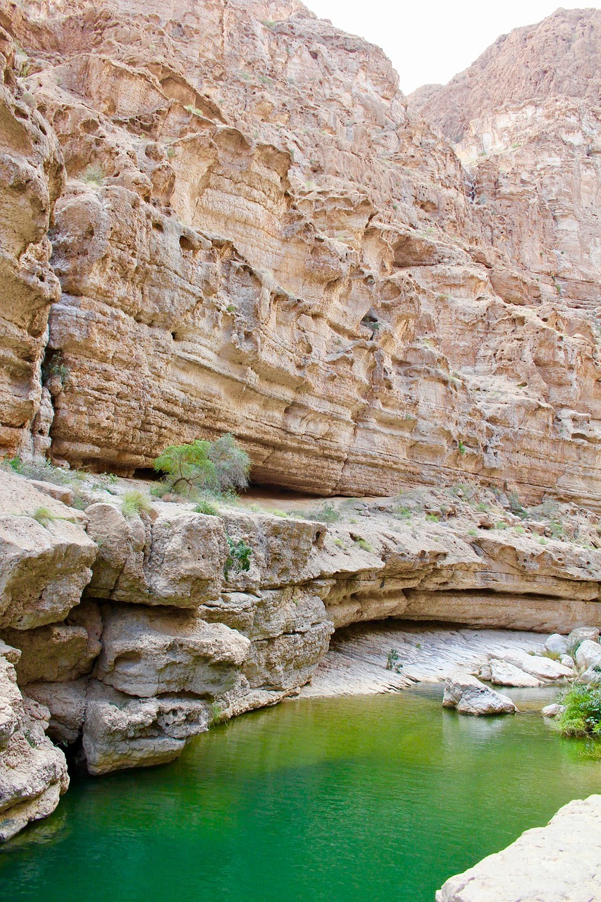 entdecken sie atemberaubende wadi-explorationstouren und erleben sie die faszinierende natur und kultur inmitten spektakulärer landschaften.