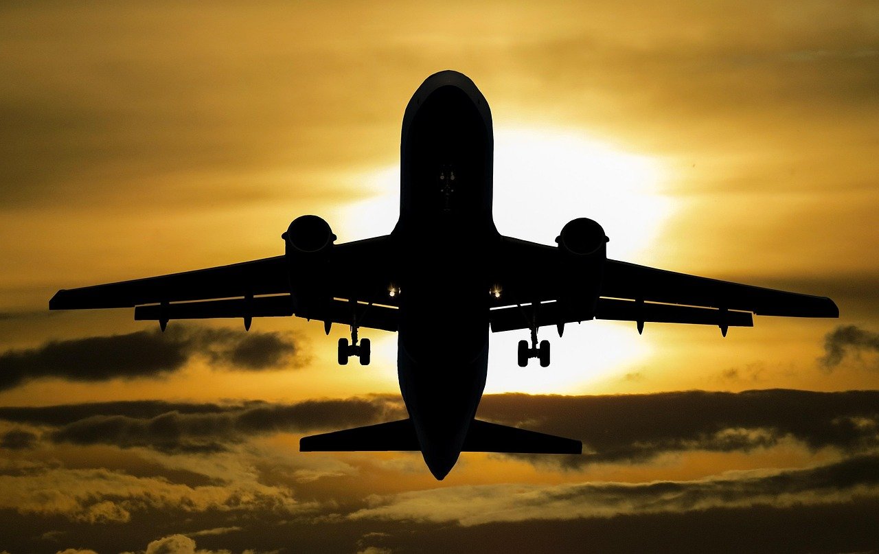 Essen und Trinken im Flugzeug: Welche Lebensmittel besser vermieden werden sollten