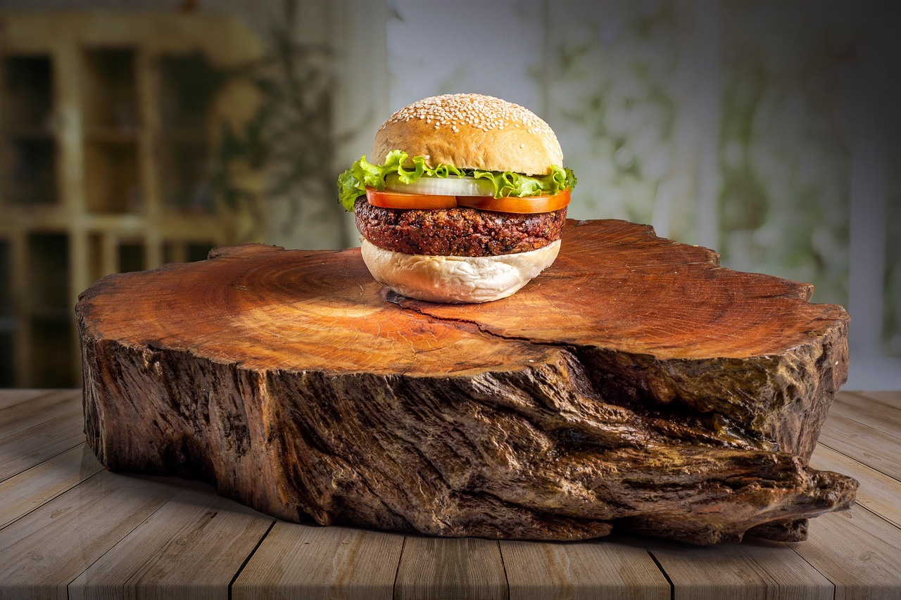 HOCH, HÖHER, HIGHTOWER: Dein spektakulärer Burger-Turm im September-Special im Diner