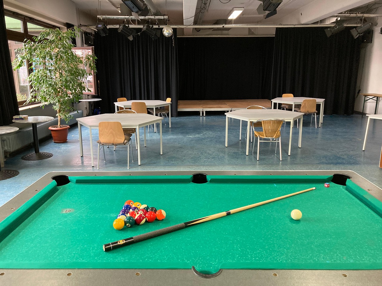 das youth center bietet jugendlichen einen sicheren und inspirierenden raum für freizeit, bildung und soziale aktivitäten.