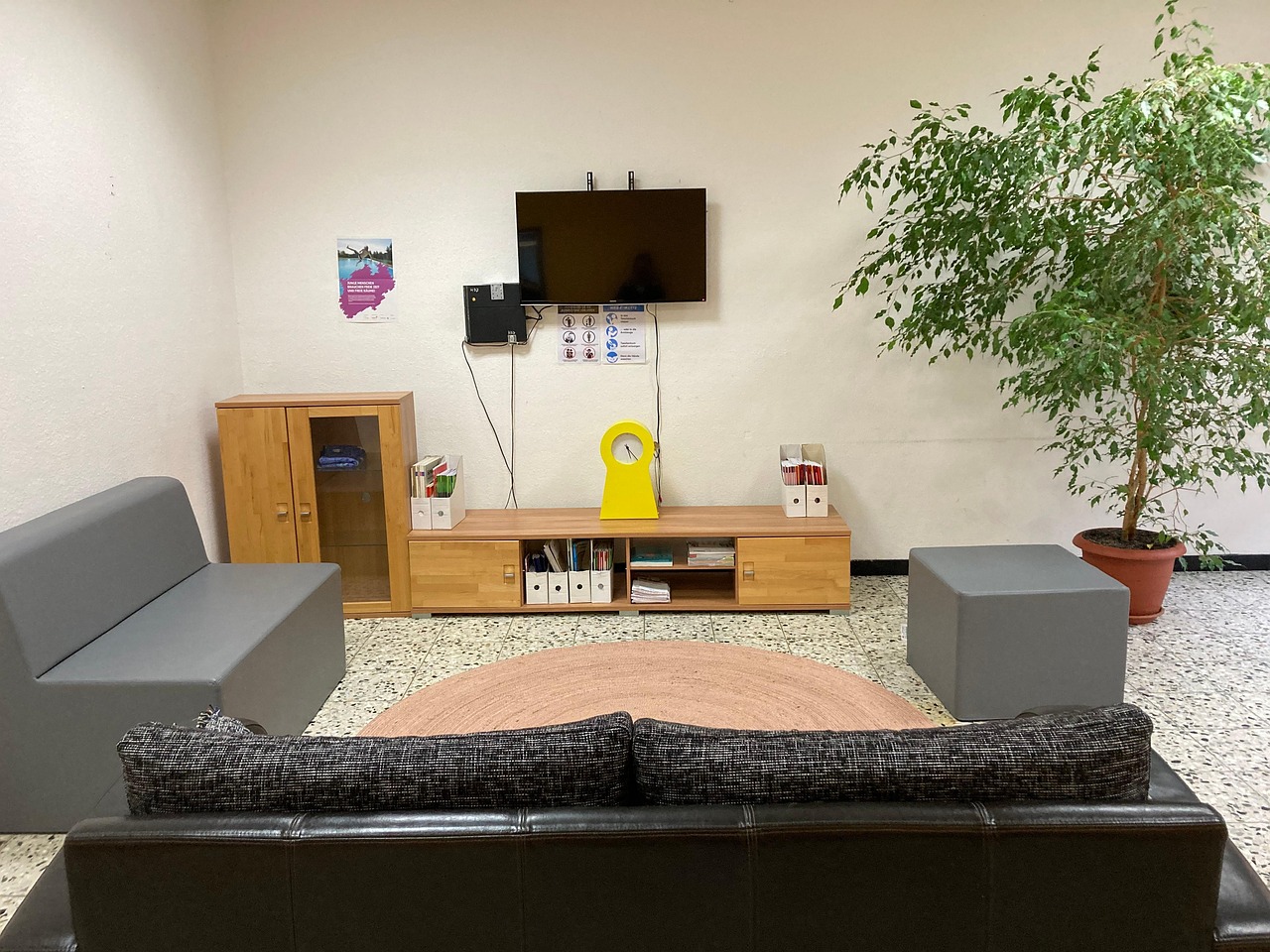 jugendzentrum: ein lebendiger ort für junge menschen, der kreative aktivitäten, soziale begegnungen und unterstützung bietet.