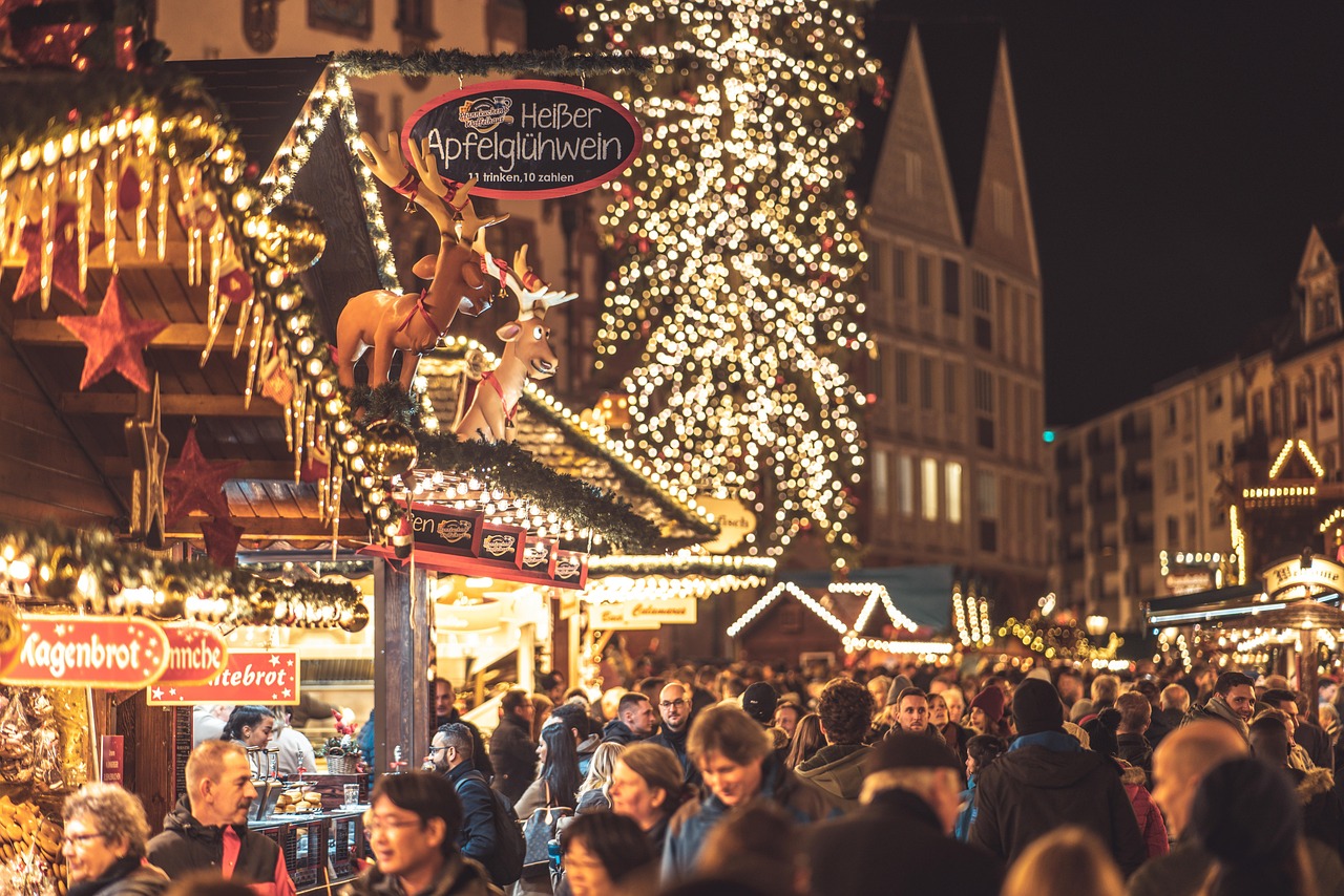 entdecken sie den zauberhaften weihnachtsmarkt mit festlicher stimmung, traditionellen ständen und köstlichen leckereien – ein unvergessliches erlebnis für die ganze familie.