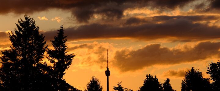 Entdeckung eines neuen Aussichtsturms in den malerischen Bergen Polens Entdeckung eines neuen Aussichtsturms in den malerischen Bergen Polens