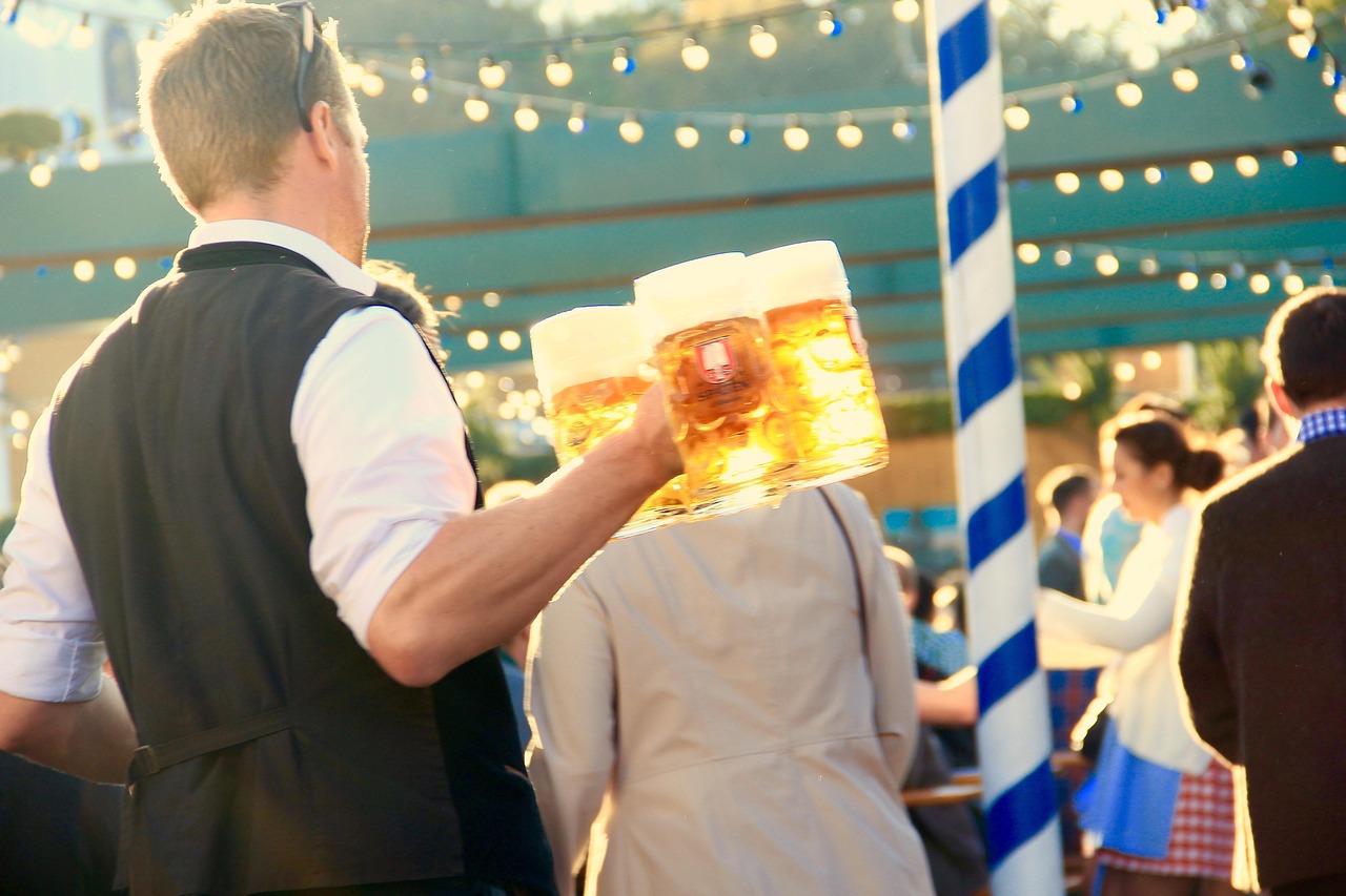 erleben sie das oktoberfest, das größte volksfest der welt, mit traditionellem bier, bayrischer musik, köstlichem essen und festlicher stimmung in münchen.