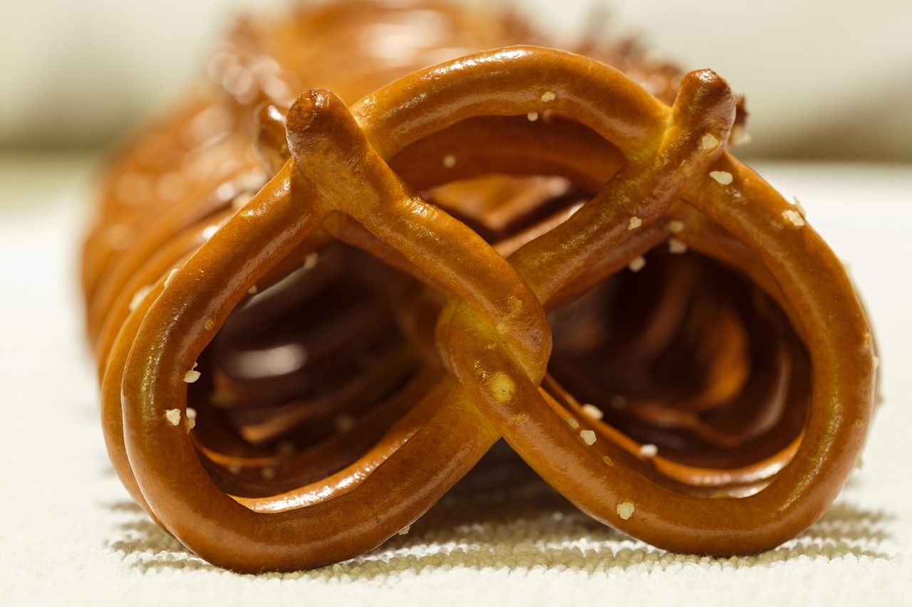 einzigartiger und knuspriger pretzel – traditionelle deutsche spezialität, perfekt als snack oder beilage. genieße den authentischen geschmack!